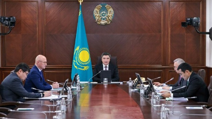 Как перестройка Байтерека повлияет на экономику и инвестиционный климат Казахстана Премьер министр Олжас Бектенов провел заседание Совета директоров Байтерека на котором одобрили преобразование холдинга в инвестиционную структуру для привлечения крупных инвесторов в приоритетные секторы передает ArbatMedia   Прислать новость