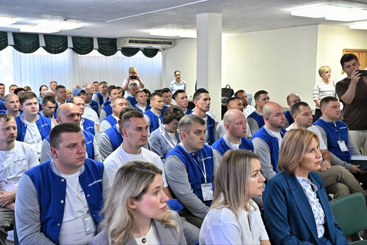 Шапша встретился с будущими управленцами региона  Губернатор Калужской области Владислав Шапша рассказал о встрече с участниками регионального кадрового проекта «Герои земли Калужской», которая прошла сегодня утром.  По словам главы региона, для слушателей наступил важный этап обучения – День наставника. Вместе с коллегами из правительства и главами администраций муниципалитетов он помогал участникам осваивать основы государственного и муниципального управления.  Шапша подчеркнул, что программа даёт глубокие знания и практические навыки, а в этом помогают эксперты ВШГУ РАНХиГС. При этом он напомнил, что главным в работе власти остаётся общение с людьми. «Открытый, доверительный диалог – то, на что всегда нацелен сам и жду этого от коллег. Простых вопросов не бывает. Но важно выслушать, поддержать, объяснить», – отметил губернатор.  Он добавил, что многие участники программы скоро войдут в управленческую команду региона. Губернатор пожелал им успехов и выразил уверенность, что знания, опыт наставников и личные качества помогут в их служении жителям области.
