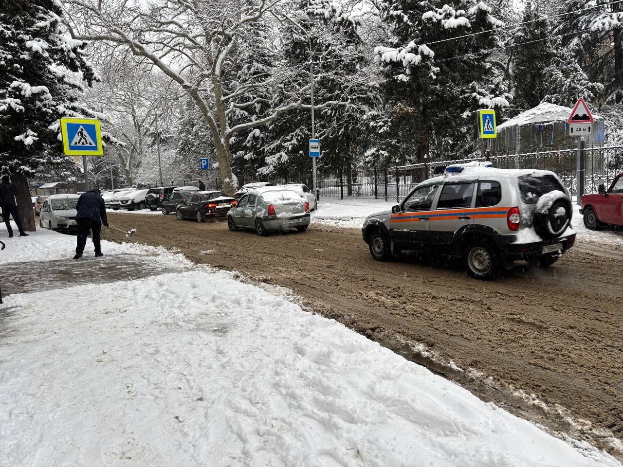 Из-за снега в Туапсе подорожало такси.  Через популярный онлайн-агрегатор сегодня утром, к примеру, поездка с улицы Армавирской до улицы Шаумяна стоит 882 рубля. А от Фрунзе до ж\д вокзала 228 рублей. В бесснежные дни цена на этих направлениях варьируется в пределах 110-150 рублей. Таксисты говорят, цены не они устанавливают. Всё зависит от количества машин-такси на данный момент.