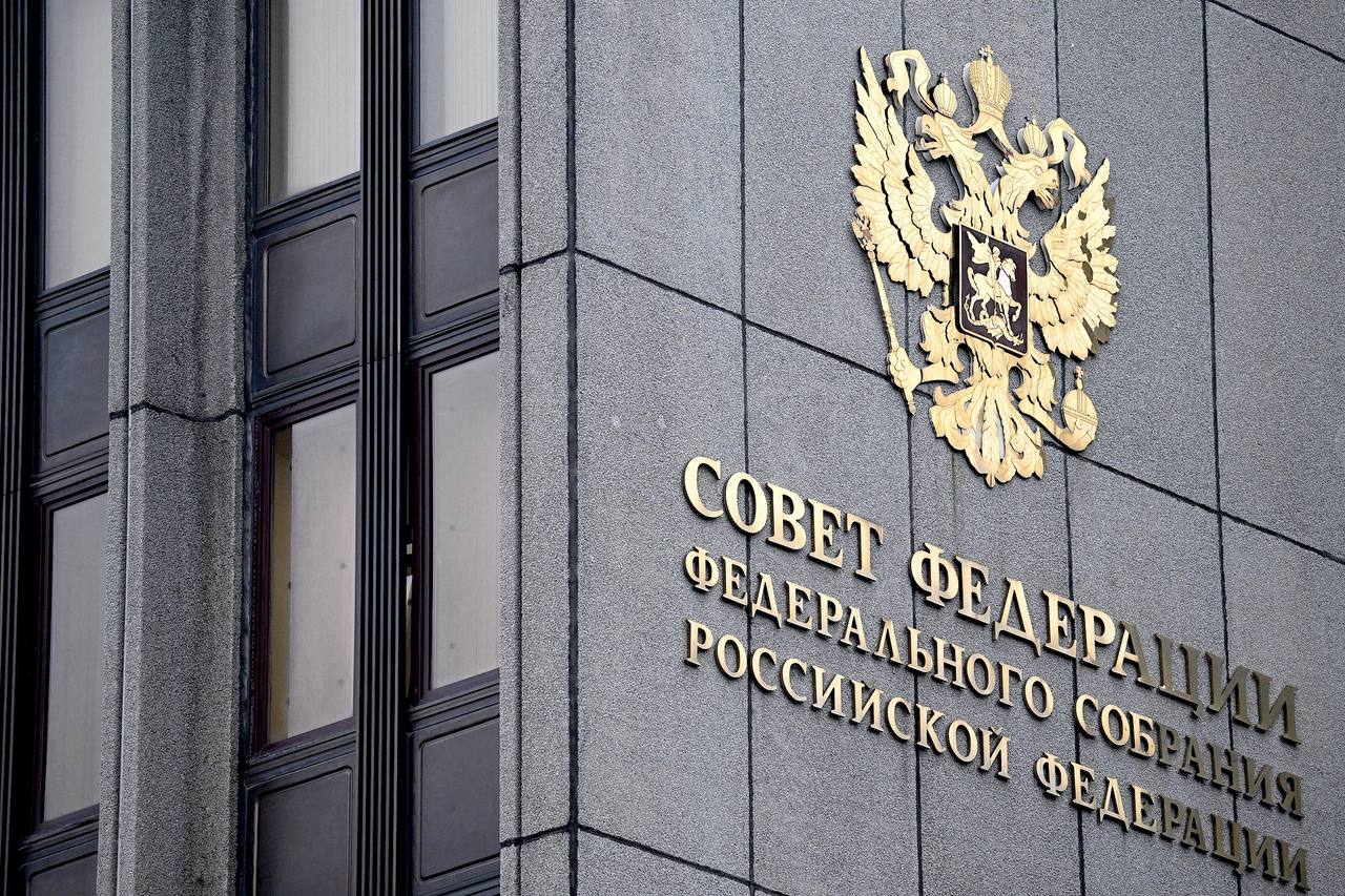 Совет Федерации поддержал кандидатуру Сергея Дябкина на должность прокурора Республики Саха Якутия Совместное заседание профильных комитетов СФ на котором рассматривались представленные президентом кандидатуры прошло сегодня 20 октября Все кандидаты ответили на вопросы сенаторов и поддержаны единогласно Прокуроры субъектов Российской Федерации назначаются Президентом страны после консультаций с Советом Федерации Сергей Дябкин был назначен на должность прокурора Республики Тыва в октябре 2021 года Подписаться на ЧП Кызыл