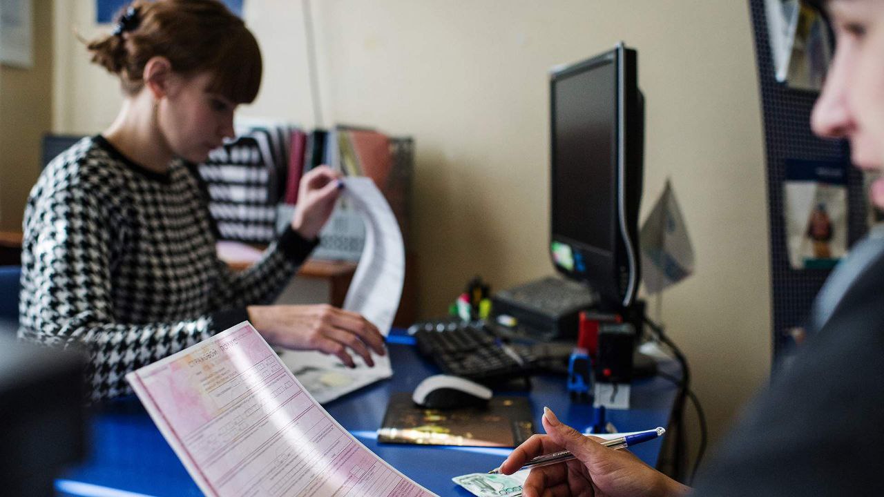 Страховые компании требуют прекратить взыскание компенсаций по обязательному ОСАГО свыше 400 тыс В России стали всё чаще подавать в суд из за невыполнения ремонта в срок и получать возмещение в сумме превышающей установленные лимиты сообщили Известиям участники рынка При этом как отмечают эксперты процесс получения сверхвыплат чаще всего инициируют автоюристы и основную компенсацию получают именно они а не владелец машины По закону на восстановление поврежденного автомобиля страховщику дается 30 дней однако доставка запчастей в сложившихся условиях зачастую затягивается на больший срок В итоге происходящее повышает убыточность работы страховщиков и толкает вверх цены на автогражданку Чтобы прекратить подобную практику представители Т Страхования уже обратились в Конституционный суд