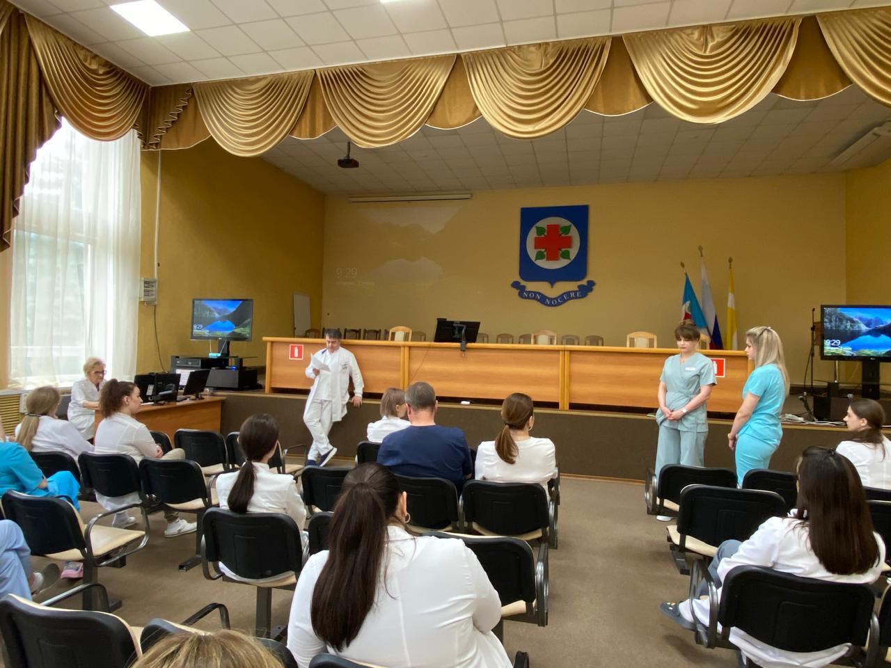 Осенью этого года в Ставропольский краевой онкологический диспансер после завершения целевого обучения в ординатуре планируют трудоустроиться 20 врачей. В их числе - онкологи, гематологи, специалисты ультразвуковой диагностики, патологоанатом, рентгенолог и эндоскопист. Кадровый вопрос в медицине находится на особом контроле Губернатора Владимирова. В частности, в новом учебном году количество целевых мест на подготовку кадров в медучреждениях составит 212 человек - Закрытие кадровых потребностей в медицине является важнейшим условием эффективного функционирования всей системы здравоохранения. Без квалифицированных специалистов невозможно своевременно диагностировать заболевания и проводить лечение. Укомплектованность кадрами в госучреждениях, подведомственных краевому минздраву, сегодня превышает 95%. Продолжаем работать в этом направлении, - отметил министр здравоохранения Ставропольского края Юрий Литвинов.