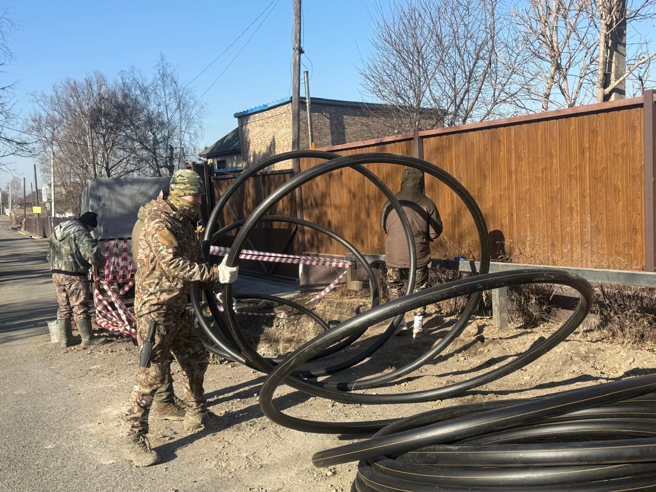 На Хениной сопке прокладывают сети газоснабжения. Они обеспечат возможность подвести «голубое топливо» почти к 300 частным домам, расположенным на улицах Партизанская, Южная и Хенина.  В пер. Партизанский трубы уже проложены до границ земельных участков. В настоящий момент газовые трубы вводятся в прокол в слое земли на улице Хенина.  Таким способом, до середины июня 2025 года, будет проведено более 7 км газораспределительных сетей.  После у собственников домов появятся технические условия, чтобы подключить дом к газу.   Подать заявку можно на портале Единого оператора газификации, по тел. 8  4212  41-74-05 и по тел. контактного центра: 8-800-101-0004.   Район Хениной сопки входит в мой избирательный округ. Сегодня, как никогда, важна газификация частных домовладений, это позволит людям сократить расходы за электроэнергию, особенно в зимний период. Кроме того, это положительно скажется и на экологии.