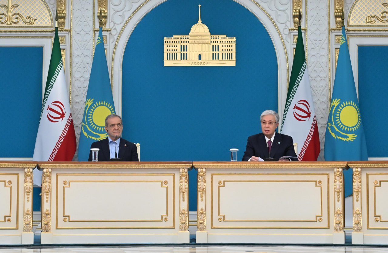 Токаев отметил важность транспортного коридора Север Юг и ж д маршрута Казахстан Туркменистан Иран Иран пользующийся высоким авторитетом на международной арене является надежным партнером Казахстана на Ближнем Востоке Об этом завил президент Казахстана Касым Жомарт Токаев по итогам переговоров с иранским коллегой Масудом Пезешкианом Как сообщает пресс служба казахстанского лидера в Акорде состоялась торжественная церемония встречи президента Исламской Республики Иран Масуда Пезешкиана прибывшего в Казахстан с официальным визитом Главы государства провели встречу в узком составе а также в расширенном составе с участием делегаций двух стран по итогам переговоров было принято совместное заявление Президент Казахстана отметил что иранский народ по праву считается законным наследником великой древней цивилизации Подробнее на нашем сайте v aa com tr 3768365 24 7 в сутки с Агентством Анадолу