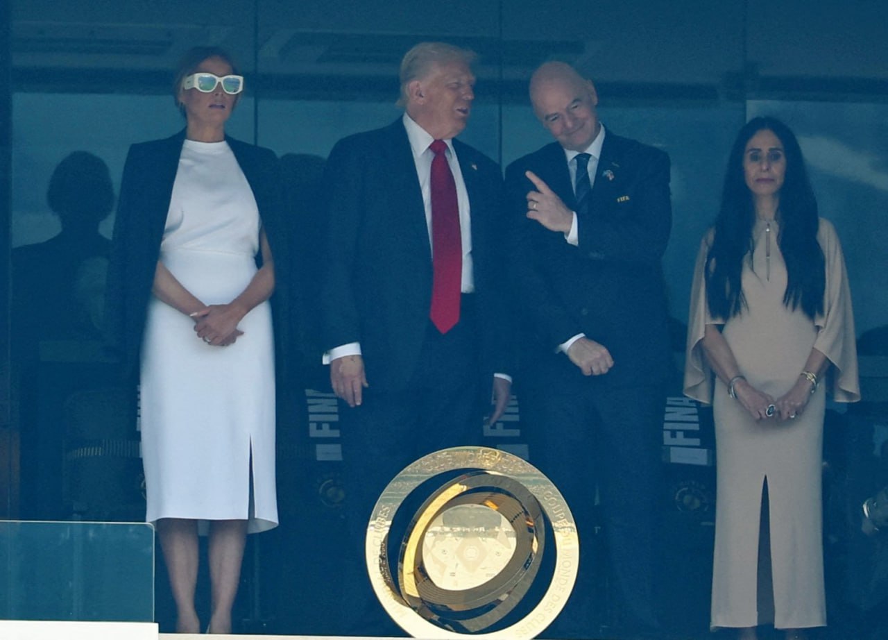 Дональд и Меланья Трамп в компании президента ФИФА Джанни Инфантино присутствуют на финальном матче клубного чемпионата мира по футболу. На MetLife Stadium в Нью-Джерси встречаются «Челси» и «Пари Сен-Жермен». В соцсетях уже ходят шутки, что проигравшему президент США повысит пошлины. В конце первого тайма лондонцы выигрывают у парижан со счетом 2:0. / Все наши каналы