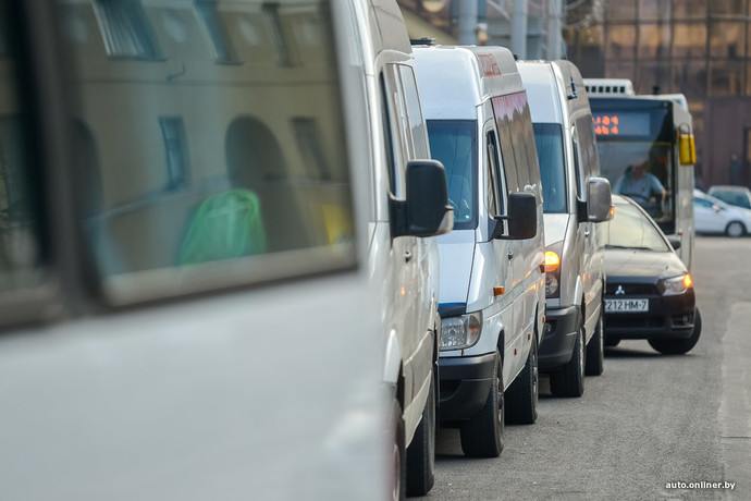 С 1 ноября маршрутки обязаны будут принимать безналичную оплату  Такое требование установлено постановлением Совета министров и Национального банка Беларуси №704/22, подписанным 26 сентября 2024 года.  Нововведение не отменяет возможность оплатить за проезд наличными, но пассажиры смогут выбирать между традиционным расчетом и безналичными платежами, в том числе с использованием банковских карт и QR-кодов.