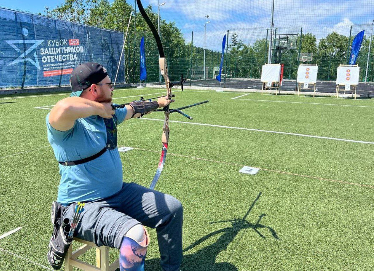Спортсмен из Приморья взял серебро на «Кубке Защитников Отечества» Сергей Сорокин в октябре 2021 года ушел в зону СВО штурмовиком и служил до ноября 2023-го, получив тяжелое ранение. После долгой реабилитации, осложнений и ампутации ноги Сергей вернулся в Приморье летом 2024 года. При поддержке фонда «Защитники Отечества» он принял участие в окружных соревнованиях на Сахалине, выбрав дисциплины стрельбу из лука и пневматического оружия. В финале Сергей победил соперника из Хабаровского края и занял второе место в дисциплине «стрельба из классического лука». Помимо стрельбы, Сергей активно занимается следж-хоккеем — зимним видом спорта, который помогает держать форму и развивать силу: Дома, в Приморье, у меня плотный график: в одни дни – тренировки по следж-хоккею, в другие – оттачиваю мастерство в стрельбе из лука. Так и держу форму. Поздравляем Сергея с заслуженной победой!