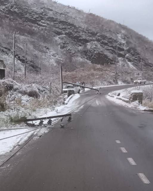 Водитель снес две опоры ЛЭП на юге Сахалина и оставил целое село без света Авария произошла 21 октября в 8 06 В результате ДТП была повреждена линия электропередачи напряжением 6 кВ после чего энергетики зафиксировали крупное отключение Оно затронуло часть Холмска и село Поляково Специалисты Сахалинэнерго оперативно приступили к работе и уже через полчаса подача электроэнергии в Холмск была восстановлена Сейчас они восстанавливают электроснабжение села Поляково Также энергетики готовят оборудование и материалы для проведения ремонтных работ в рамках которых планируется установить две новые опоры взамен поврежденных Sakhonline Подписаться на канал