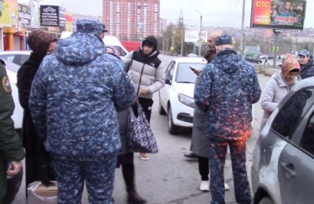 В донской столице полицейские выявили еще одну группу нелегальных мигрантов  Во время рейда в в Первомайском районе Ростова полицейские выявили 14 нелегальных иностранных граждан. Об этом сообщили в пресс-службе ГУ МВД России по Ростовской области. В результате проведённых мероприятий были выявлены восемь приезжих граждан, нарушивших режим пребывания на территории нашей страны. Также задержан гражданин, который административного наказания в виде самостоятельного выезда...