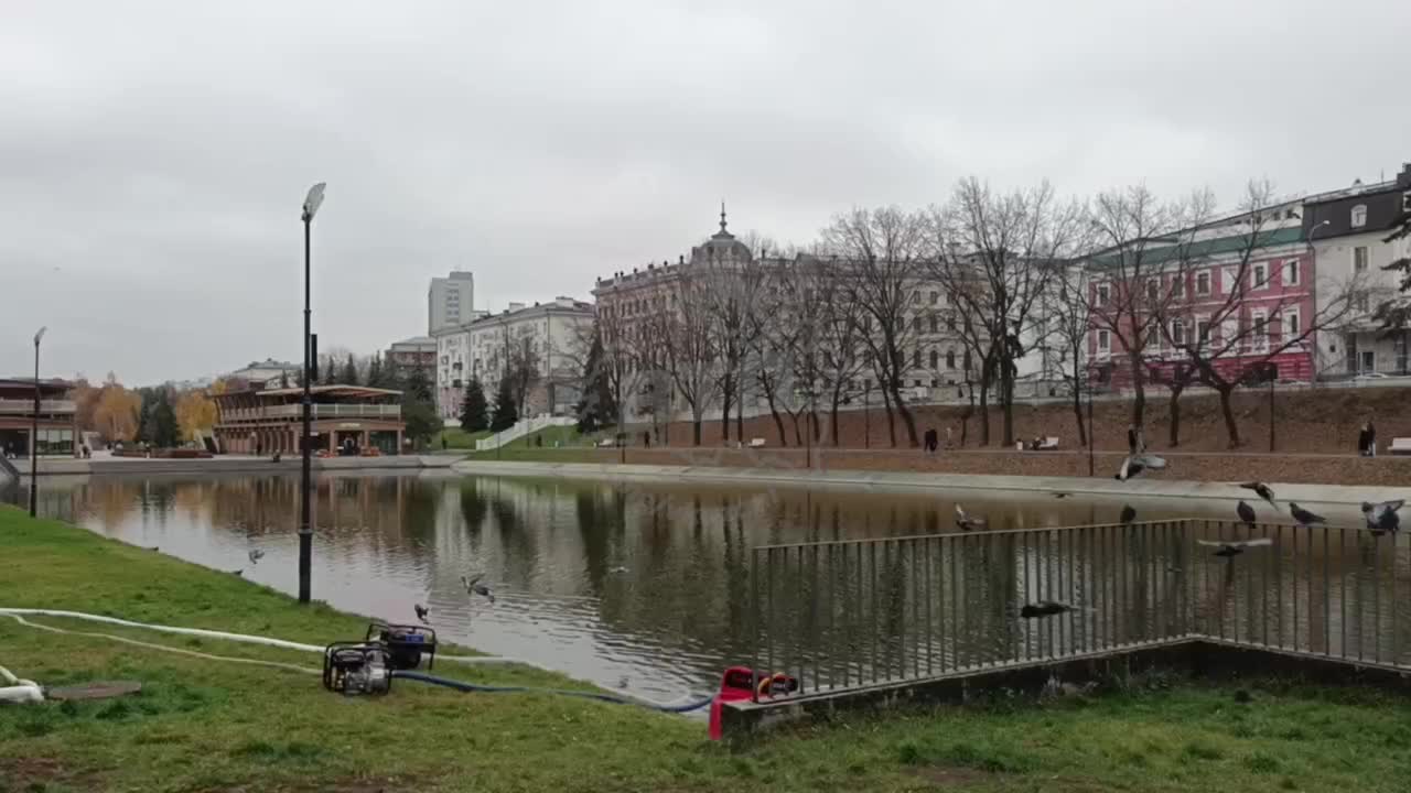 На Чёрном озере началась откачка воды для подготовки к зимнему катку