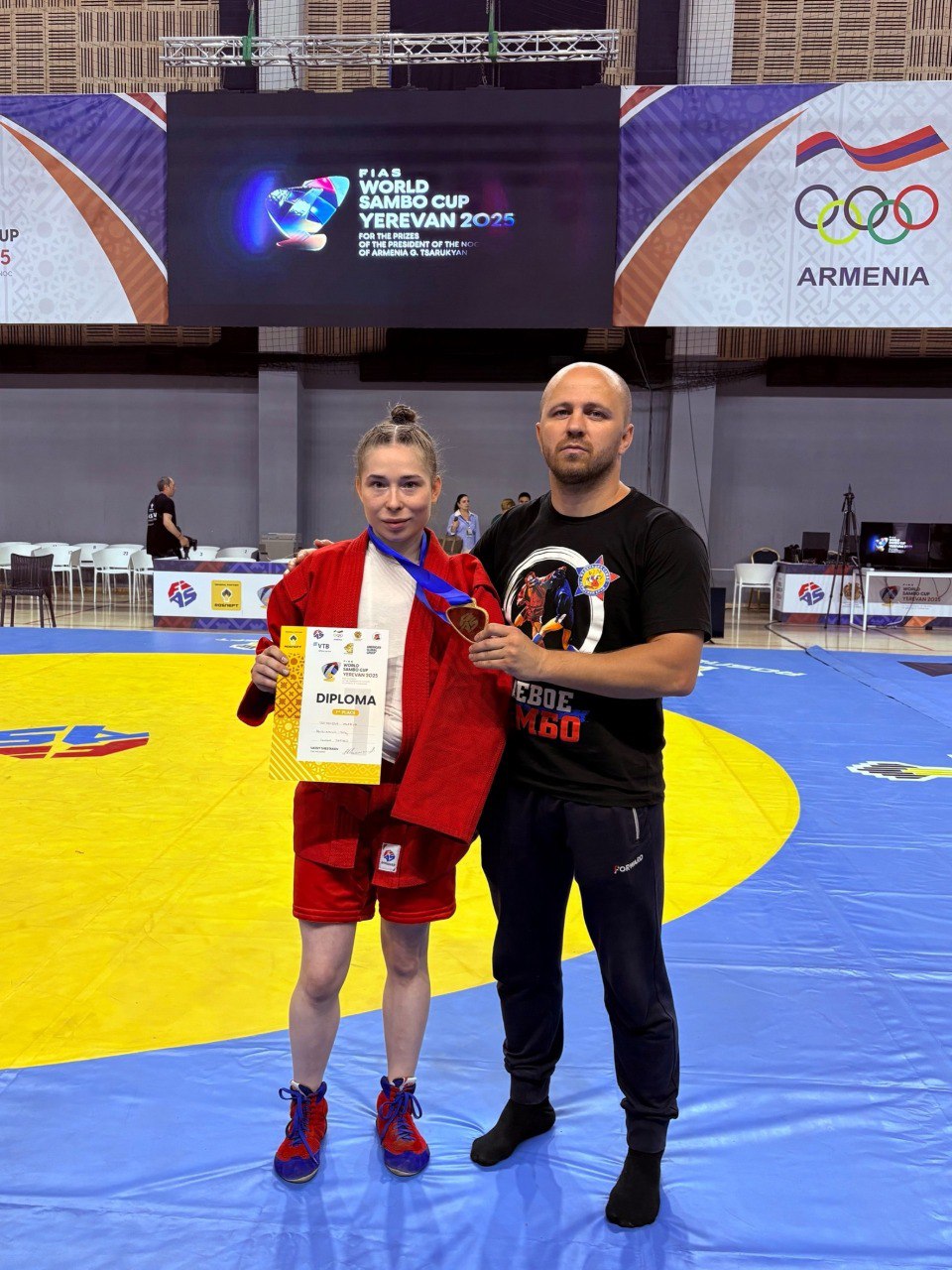 «Золото» с одной рукой: соликамская самбистка выиграла Кубок мира, несмотря на травму Вчера в Ереване завершился первый день Кубка мира по самбо. Соликамская самбистка Валерия Тепышева завоевала золотую медаль в весовой категории до 50 кг в дисциплине «женское боевое самбо». В финальном поединке Тепышева встретилась с соотечественницей Ульяной Фирсовой и одержала победу, несмотря на серьезную травму. За 40 секунд до конца схватки Валерия упала на руку, локоть вылетел полностью. Но она продолжила бой с одной рукой и сумела удержать преимущество. Свою победу спортсменка посвятила тренеру Артему Норину, который недавно ушел из жизни. Сейчас Валерию тренирует Олег Цыпуштанов. : из личного архива Валерии Тепышевой Подписаться Дать «буст»
