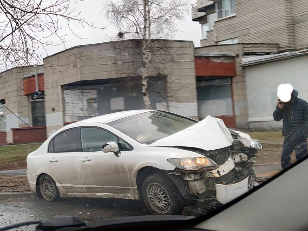 На Яграх водитель снёс столб Говорят, мужчина в возрасте ехал со стороны бора. Его развернуло, и он врезался в столб. Возможно, водителю стало плохо за рулём. Сначала он вышел из машины, но потом спасатели усадили его обратно.