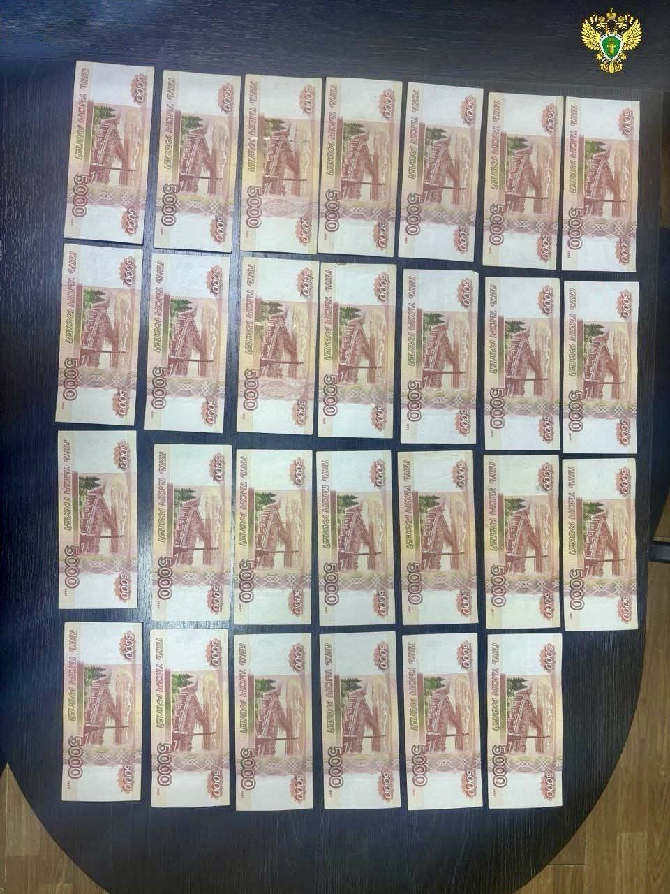 Два жителя Пятигорска осуждены за коррупционное преступление Предгорный районный суд вынес приговор по уголовному делу в отношении 56-летнего и 30-летнего жителей Пятигорска. Они признаны виновными по пп. «а», «б» ч. 4 ст. 291 УК РФ дача взятки через посредника группой лиц по предварительному сговору, в крупном размере . В суде установлено, что в январе–феврале 2025 года подсудимые в целях возврата изъятой у них немаркированной табачной продукции вступили в преступный сговор, направленный на дачу взятки оперуполномоченному ОМВД России «Предгорный». Реализуя свой преступный умысел, двое мужчин передали сотруднику полиции взятку в размере 300 тыс. рублей через посредника. В момент передачи денежных средств взяткодатели задержаны сотрудниками правоохранительных органов, поскольку оперуполномоченный, которому предназначалась взятка, действовал в рамках оперативно-разыскного мероприятия. Суд с учетом позиции государственного обвинителя, принимая во внимание характер и степень общественной опасности совершенных преступлений и роль каждого, назначил подсудимым наказание в виде лишения свободы на срок от 7 лет до 7 лет 2 месяцев со штрафом в размере 300 тыс. рублей каждому с отбыванием в исправительной колонии строгого режима. Денежные средства в сумме 300 тыс. рублей конфискованы и обращены в доход государства. Приговор не вступил в законную силу. Ранее посредник во взяточничестве приговорен Предгорным районным судом по ч. 3 ст. 30, п. «б» ч. 3 ст. 291.1 УК РФ покушение на посредничество во взяточничестве, совершенное в крупном размере к наказанию в виде лишения свободы на срок 3 года с отбыванием в исправительной колонии общего режима.