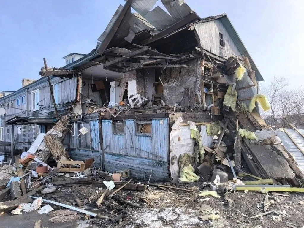 Бойлер рванул на севере Камчатки разрушены квартира и аптека никто не пострадал Взрыв произошёл в двухэтажном доме в селе Усть Хайрюзово на улице Рыбацкой Хозяйки квартиры дома не было Ударной волной повреждены жильё и аптечный пункт Жильцов расселять не будут дом обещают отремонтировать TG замедляют Видосы и оперативные новости смотри в нашем MAX