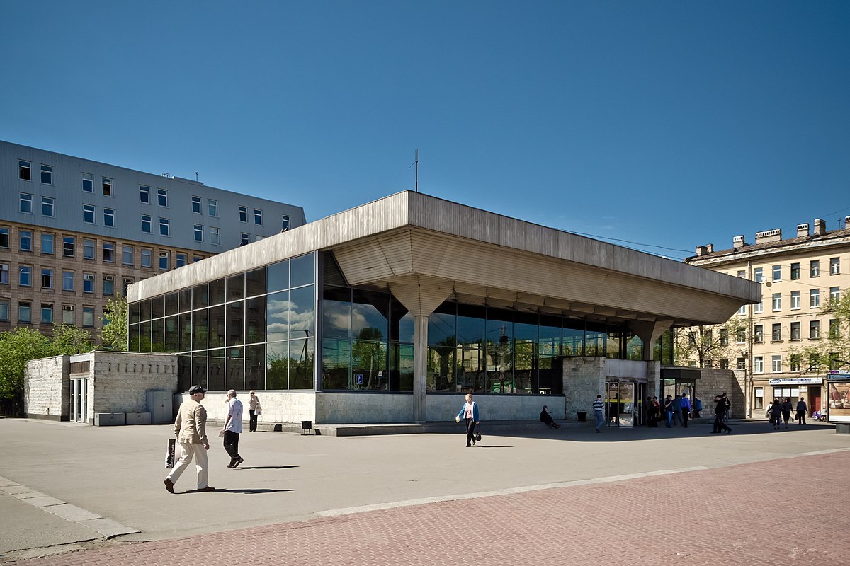 Травма ребенка в метро: трехлетний мальчик попал в клинику Педиатрического университета Во вторник вечером трехлетний мальчик получил травму руки на станции метро «Академическая». Кисть малыша попала в движущееся полотно эскалатора. Скорая медицинская помощь доставила ребенка в Педиатрический университет, где врачи диагностировали тяжелые травмы среднего и безымянного пальцев левой руки. Ребенку потребовалось хирургическое вмешательство, и он остается под наблюдением врачей. Клиника Педиатрического университета регулярно сталкивается с травмами, полученными в подземном транспорте. Летом их количество увеличивается, так как в каникулы метро активно используют дети, которые реже ездят на этом транспорте во время учебного года. Кроме того, многие маленькие гости города впервые знакомятся с метрополитеном и не знают правил поведения в подземке. Для профилактики травматизма Педиатрический университет совместно с Петербургским метрополитеном проводит мастер-класс по безопасному поведению в подземке. В четверг, 17 июля специалисты расскажут, как избежать травм и что делать, если произошел несчастный случай. Профилактическая акция начинается в 11 часов у вестибюля станции метро «Выборгская».