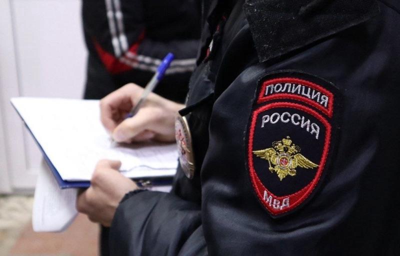 Трое новых россиян на Камчатке лишены гражданства На Камчатке двое мужчин и женщина ранее получивших российское гражданство потеряли его из за организации нелегальной миграции Суд вынес обвинительные приговоры и теперь эти люди будут лишены российского гражданства Их паспорта уже изъяты а после отбытия наказания они должны будут покинуть страну Важно отметить что в июле 2025 года был принят новый закон который значительно расширил список преступлений за которые можно лишиться российского гражданства Подписаться Прислать Чат