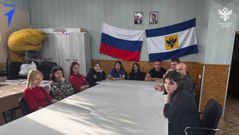 Мастер-класс по документальному кино провели для молодежи Геническа    Журналист и общественный деятель Александр Малькевич провел онлайн-мастер-класс по созданию документального кино для активистов «Движения Первых» и проекта «Юг Молодой». Об этом сообщили в администрации Херсонской области.   В ходе встречи участники узнали обо всех этапах производства документального фильма — от выбора темы до продвижения готового материала. Особое внимание было уделено вопросам взаимодействия с героями, подбору техники и возможностям получения финансовой поддержки.  Фото: телеграм-канал администрации Херсонской области  #ХАНмолодежка     , VK и ОК и читайте новости на нашем сайте