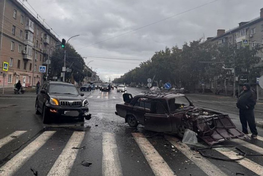 В Новосибирске четверо детей пострадали в ДТП на перекрестке 14 сентября на левом берегу Новосибирска произошла авария на перекрестке улиц Степной и Станиславского В столкновении внедорожника и Жигулей пострадали четыре ребенка и женщина водитель По информации Госавтоинспекции НСО управляя автомобилем ВАЗ 21074 34 летняя женщина проигнорировала запрещающий сигнал светофора и не уступила дорогу джипу Toyota Land Cruiser Prado В результате машины столкнулись на перекрестке В аварии пострадали девочки 14 и 7 лет и два мальчика 13 и 10 лет которые находились в салоне отечественной легковушки ее водитель также получила травмы Детей и женщину госпитализировали а инспекторы ГАИ сейчас разбираются в обстоятельствах дорожно транспортного происшествия