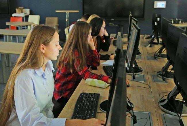 Микроскопы ИИ и агротехнологические классы Минпросвещения планирует изменить образовательный стандарт для старшей школы Ведомство готовит масштабное обновление стандартов для 10 11 классов Главная цель сделать обучение более современным практичным и гибким Рассказываем о ключевых нововведениях Новые правила для кабинетов Впервые в стандарте появятся четкие требования к оборудованию кабинетов физики химии и биологии Базовый список для всех школ страны включает цифровые микроскопы с камерой наборы для электролиза и химических опытов лабораторные спиртовки колбы реактивы и гербарии Больше профилей и гибкости  Сохранятся 6 основных направлений естественно научное гуманитарное технологическое и прочие но внутри них можно будет создавать узкоспециализированные классы инженерные медицинские психолого педагогические  Появится новый агротехнологический профиль  В универсальном профиле у школ будет больше свободы в выборе предметов для углубленки Искусственный интеллект и большие данные Курс информатики дополнят модули по машинному обучению анализу больших данных работе с искусственным интеллектом Важно Изменения планируют ввести с 1 сентября 2027 года Нынешние десятиклассники будут учиться по старым правилам если родители напишут соответствующее заявление О том как будут учиться старшеклассники читайте в нашем материале   rg ru 2025 12 03 minprosveshcheniia planiruet izmenit obrazovatelnyj standart dlia starshej shkoly html tgm Подписаться на Российскую газету в Читать нас в MAX