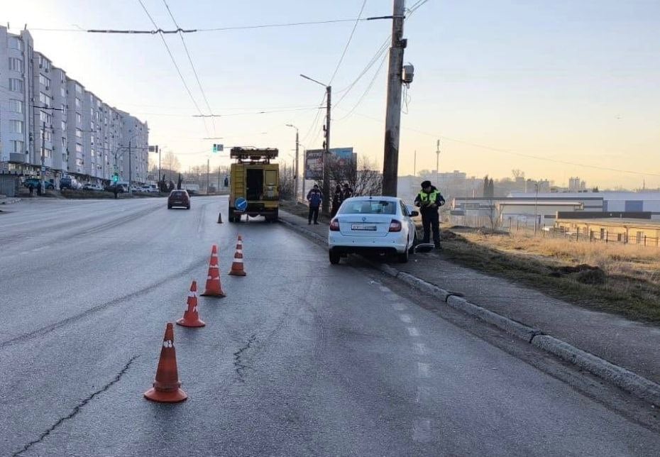 ДТП с тремя пострадавшими на улице Правды  В результате ДТП водитель автомобиля Skoda Rapid и два пассажира, 18-летняя девушка и 21-летний парень, получили телесные повреждения и были доставлены в медицинское учреждение.         Наш чат