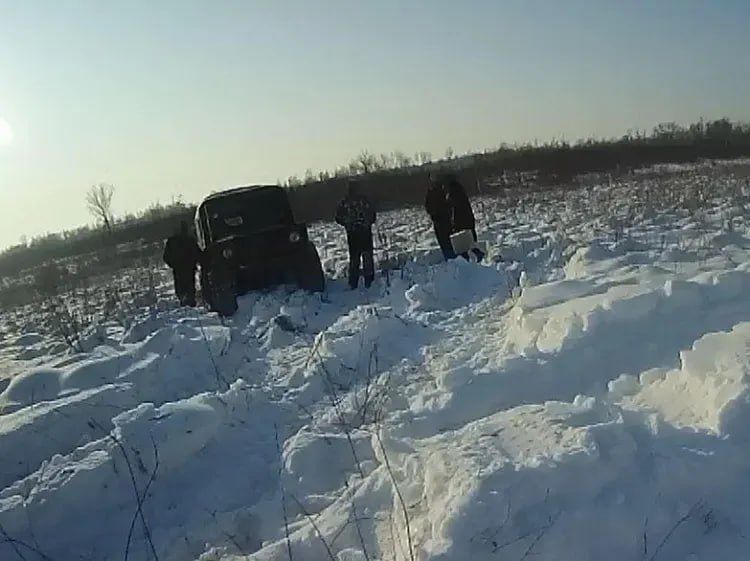 Браконьерскую охоту в заказнике устроили в Амурской области  Факт браконьерской охоты в Завитинском заказнике выявили инспекторы амурского охотнадзора. Они заметили самодельный вездеход, который выезжал с особо охраняемой территории. Транспорт остановили для проверки. В нем находились четверо жителей поселка Талакан - каждый с карабином. Помимо оружия у мужчин обнаружили мясо двух косуль. На место сразу же вызвали полицию.  Двигаясь по следам нарушителей, специалисты нашли места отстрела и разделки туш, а также гильзы, шкуры и головы самок косуль.   «Охота в заказнике - очень серьезное нарушение. В таких случаях уголовные дела возбуждаются всегда. К счастью, большинство амурских охотников знают, что заказники созданы прежде всего для поддержания и увеличения численности животных. Адекватные охотники понимают, что это и в их интересах. Поэтому факты браконьерства на особо охраняемых территориях у нас фиксируются нечасто», - отметил начальник управления по охране животного мира Амурской области Алексей Абросимов.  В ведомстве сообщили, что талаканцам предстоит выплатить компенсацию за вред, причиненный природе региона. В данном случае ее сумма составит 560 тысяч рублей.  Между тем, сезон охоты на косулю завершился 10 января.   ТЕЛЕПОРТ.РФ – здесь все об Амурской области  Написать нам