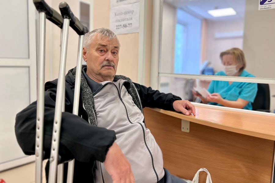 Свердловский областной клинический психоневрологический госпиталь для ветеранов войн принял пациентов из Тельмановского района ДНР Так, 10 человек уже готовят к операциям по травматологическому профилю. После завершения хирургического этапа восстановление продолжится в реабилитационном отделении. Восемь жителей Тельманово поступили в офтальмологическое отделение госпиталя. «Мы с глубокой ответственностью подходим к выполнению задачи по оказанию медицинской помощи жителям новых территорий России. Госпиталь готов принимать граждан, нуждающихся в медицинской помощи, обеспечивая их комфортным размещением, квалифицированным лечением и реабилитацией» , — отметил начальник госпиталя Олег Забродин.
