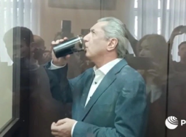 У бывшего вице премьера Башкортостана хотят изъять имущество на Кавказе Генпрокуратура РФ подала в суд иск об обращении в доход государства имущества бывшего вице премьера Башкирии Алана Марзаева осуждённого за коррупцию Заявление принято к рассмотрению в Мещанском районном суде Москвы Вместе с экс чиновником ответчиками по иску Генпрокуратуры проходят его родители двое сыновей с их матерью и личный водитель Речь идет о конфискации 13 объектов недвижимости Среди имущества которое требует изъять надзорное ведомство комплекс зданий в Верхнем Фиагдоне Северная Осетия дом в Кисловодске площадью 900 квадратных метров дача в Башкирии квартиры во Владикавказе и в Москве а также автомобили Mercedes Benz Maserati и Toyota Land Cruiser общей стоимостью свыше 20 млн рублей Подписывайтесь на нас во ВКонтакте и в Одноклассниках чтобы быть в курсе самых интересных новостей Кавказа Подписывайтесь на телеграм канал АиФ Северный Кавказ