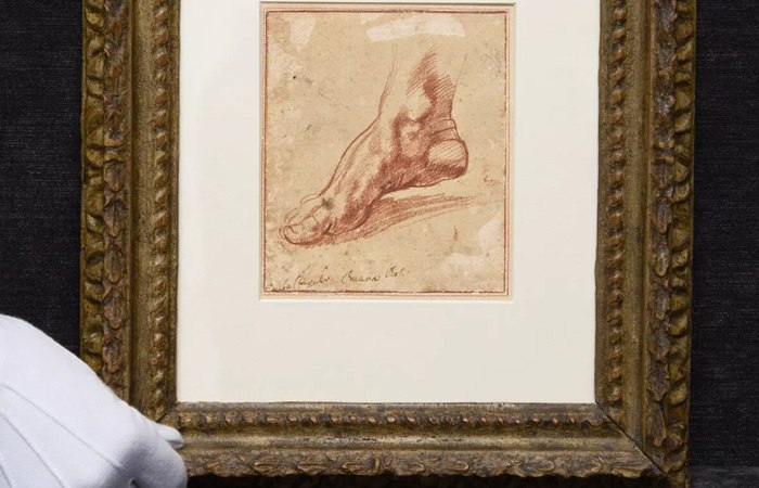 Ранее неизвестный рисунок Микеланджело ушел с аукциона Christie s за 27 2 млн установив новый рекорд стоимости для художника на торгах Об этом сообщила пресс служба торгового дома Специалисты Christie s идентифицировали работу как эскиз правой ступни Ливийской сивиллы одной из ключевых фигур на потолке Сикстинской капеллы в Ватикане Рисунок выполнен красным мелом и датируется 1511 1512 гг когда Микеланджело работал над второй частью росписи потолка Оценка рисунка перед торгами составляла 1 5 2 млн однако интерес коллекционеров оказался значительно выше Фото Christie s interfaxonline