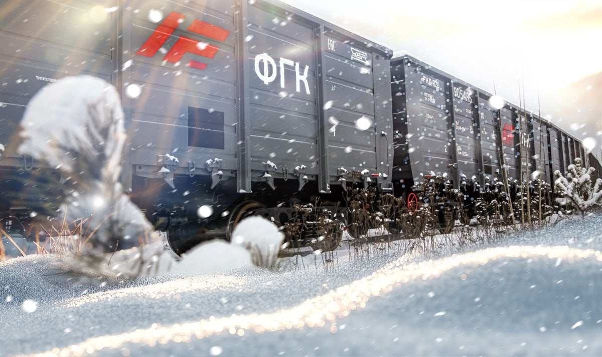 На рельсы вышла первая партия сверхгрузоподъемных полувагонов Урал Сорок восьмиосных полувагонов Урал с конвейера Уралвагонзавода УВЗ отправились заказчику Федеральной грузовой компании Как сообщили в пресс службе концерна инновационная конструкция модели 12 5991 повышает провозную способность железных дорог и не имеет аналогов в России Основные характеристики полувагона Грузоподъемность 151 тонна Объем кузова 176 м³ Срок службы 32 года Рабочий диапазон температур от 60 C до 50 C Сокращенная длина каждой секции более высокие борта и полужесткое сцепное устройство позволяют разместить больше вагонов в составе поезда Итог впечатляет состав из Уралов перевезет на 22 больше груза чем поезд из стандартных полувагонов Это даст возможность разгрузить самые напряженные участки железных дорог Вся партия уже законтрактована и в ближайшее время вагоны отправятся под погрузку угля на Западно Сибирскую железную дорогу для дальнейшей перевозки на Дальний Восток Вагон спроектировали специалисты Уральского конструкторского бюро вагоностроения При этом само производство удалось запустить в рекордные сроки конвейер подготовили всего за несколько недель и он быстро вышел на темп с него стали сходить по два новых Урала ежедневно В сжатые сроки была проделана масштабная работа по созданию производству опытных образцов проведению полного цикла испытаний и сертификации и наконец по выпуску первой партии полувагонов Конструктивное решение в виде применения сцепного устройства реализовано впервые в отечественном вагоностроении отметил замгендиректора УВЗ по гражданской продукции Андрей Абакумов Монокль главное о русском бизнесе и не только Подписаться