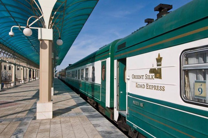 Новый рейс туристического поезда Orient Silk Road Express отправился из Ташкента 4 октября 2025 года с Ташкентского центрального вокзала отправился новый рейс туристического поезда Orient Silk Road Express в котором путешествуют туристы более чем из десяти стран Об этом сообщает пресс служба АО O ztemiryo lyo lovchi Для гостей была организована торжественная встреча в VIP зале вокзала с музыкальным сопровождением и фуршетом где подавались национальные блюда Атмосфера восточного гостеприимства и мелодии звучавшие не только при встрече но и во время поездки создавали яркое настроение и оставляли у туристов незабываемые впечатления с первых минут пребывания в Узбекистане Путешественники отмечают что поездка на Orient Silk Road Express позволяет прочувствовать дух Великого шелкового пути благодаря уюту вагона неспешному ритму движения и возможности наблюдать за сменой пейзажей Реализация подобных рейсов стала возможной благодаря многолетнему сотрудничеству узбекских железнодорожников с немецкой компанией Lernidee Erlebnisreisen GmbH одним из ведущих мировых операторов железнодорожного туризма Orient Silk Road Express продолжает свой путь превращая каждое путешествие в сочетание истории и современного комфорта предоставляя туристам уникальную возможность погрузиться в культурное и историческое наследие региона Telegram Facebook Instagram LinkedIn