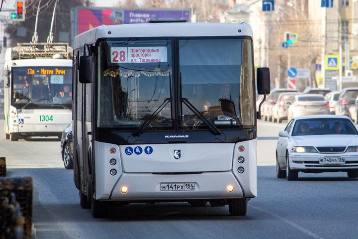 Новосибирские власти снова готовят повышение цен на проезд Тарифы на проезд в новосибирском метро опять вырастут в декабре 2025 года Об этом узнали КП Новосибирск и НГС Мэрия рассмотрит предложение МУП Новосибирский метрополитен об увеличении стоимости билетов Наземные перевозчики также попросили власти согласовать повышение цен Сейчас каждая поездка в метро автобусе трамвае и троллейбусе стоит 40 рублей В 2023 2024 годах власти повысили тарифы на общественный транспорт почти на 33 Подписаться Прислать новость Помочь бустами