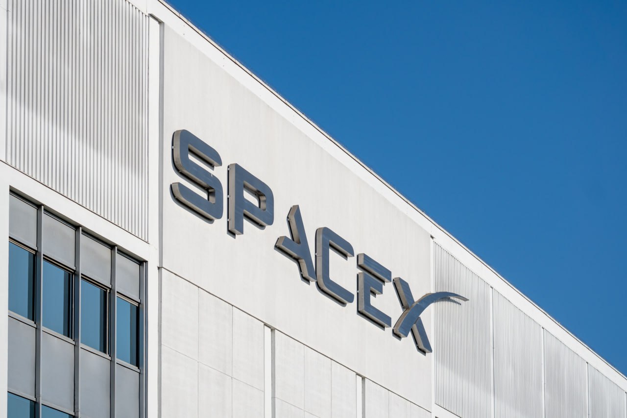 SpaceX готовится к IPO с рекордной оценкой SpaceX рассматривает выход на биржу уже в 2026 году По данным источников компанию могут оценить в 750 800 млрд это сделает IPO самым крупным в истории рынков Подготовка к размещению уже идет через продажу инсайдерских акций цену которых обсуждают выше 400 за штуку Если сделка состоится SpaceX войдет в топ 20 крупнейших публичных компаний мира вплотную приблизившись к Tesla SpaceX США Финансы centralasianow Подписаться на канал
