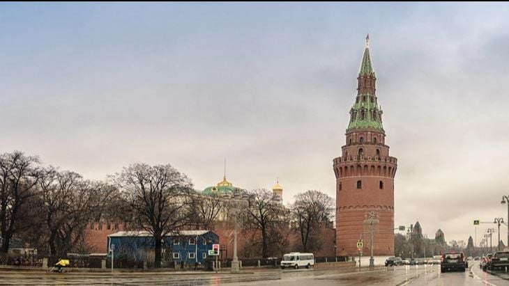 Москва на месяц раньше срока попрощалась со снежным покровом  Сегодня метеорологи базовой метеостанции мегаполиса ВДНХ сообщили о сходе снежного покрова. Ещё вчера там фиксировался снежный покров высотой в 2 см, который за прошедшее время растаял. На других метеостанциях столицы снежный покров также отсутствует, исключением из этой картины является Тушино, где пока сохраняется снег высотой 1 см.  В Подмосковье снежный покров сохранился лишь в Наро-Фоминске – его высота составляет 1 см, и в Волоколамске, где снега 2 см.  Отметим, что нынешней весной снег сошёл ровно на месяц раньше средней многолетней даты, которая в век глобального потепления приходится на 6 апреля, и это самый ранний сход снежного покрова в Москве в XXI веке!