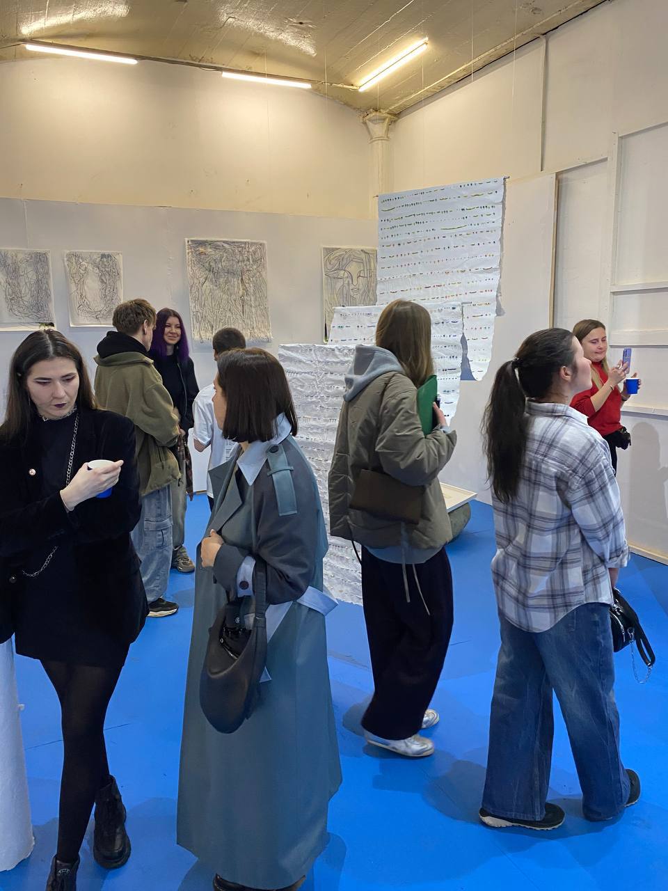 В Москве открылась выставка сибирских художников. Работы 10 красноярских авторов представлены в столичной галерее AAcademy19. Это первый московский проект Сообщества Современных Сибирских художников под названием «Читай признаний моих истёртость стен». Он реализуется при поддержке Сибирского института развития креативных индустрий. Красноярск в столице представляют: Анастасия Безвершук, Александр Блосяк, Александр Мортаев, Паша Пошукай, Анна Рейнхардт, Валерия Тыняная, Гриша Шаров, Алексей Шидловский, Шум Розовый, Angel Danger. «Это что-то очень живое и личное. Всё очень минималистично, но при этом за каждой работой чувствуется внутренняя глубина. Удивительно, как художники из разных сибирских городов говорят на одном языке — через тепло, хрупкость, молчание. Очень тихая выставка, но от этого ещё более сильная. Рад, что такие проекты доезжают до Москвы и звучат здесь уверенно», — поделился один из посетителей выставки. В проекте «Читай признаний моих истёртость стен» исследуется вопрос самоопределения художника в эпоху глобализации. Как сохранить индивидуальность, балансируя между локальным и актуальным? Как избежать потери «самости» в мире, где корни становятся маршрутами, а идентичность растворяется в клише? Участники обращаются к символам хрупкости: трещинам, потертостям, следам человеческого присутствия, раскрывая личные истории через минималистичные медиумы: графику, ткань, воск, фотографию. Куратор: Полина Слепенкова, искусствовед, куратор Сообщества Современных Сибирских Художников. Работа выставки: с 1 по 6 мая, с 16:00 до 20:00. Если вы находитесь в Москве, не упустите возможность прикоснуться к сибирскому современному искусству!