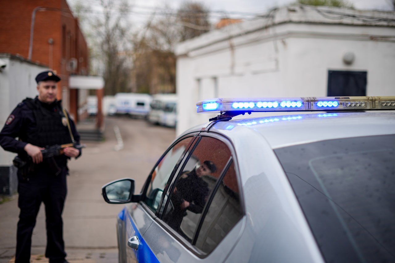 В одной из коммуналок Калининского района обнаружили труп женщины Сообщение в полицию поступило от местной жительницы накануне утром. Женщина обнаружила в одной из комнат в коммунальной квартире на Гражданском проспекте бездыханное женское тело, сообщил источник . Прибывшие оперативники нашли труп в комнате на полу. На вид погибшей было 50-55 лет, она лежала на спине, а на лице и руках у нее были гематомы. Тело направили в морг для установления причины смерти, также будет устанавливаться личность жертвы. В этот же день задержали хозяина квартиры, им оказался безработный 61-летний мужчина. Выясняются все обстоятельства произошедшего. ИЗВЕСТИЯ/Сергей Лантюхов Подписаться Прислать новость