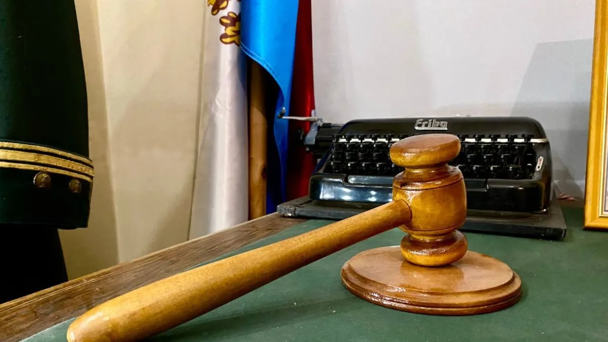 В Самарской области суд конфисковал иномарку у пьяного нарушителя рецидивиста Мужчина потерял Мерседес из за грубого нарушения ПДД В Кинеле его остановили за управление в состоянии алкогольного опьянения после слабоалкогольного напитка что усугубилось предыдущим отказом от медосвидетельствования Суд признал его виновным и конфисковал автомобиль в доход государства После вступления решения в силу приставы изъяли машину и передали её Росимуществу для реализации средства поступят в бюджет ГТРК Самара MAX lВК lОК lСАЙТ