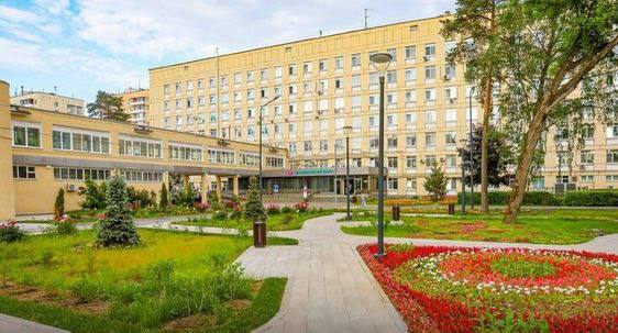 В Москве преображаются территории крупных городских больниц Сделали удобные дорожки, установили современные фонари и уличные торшеры. Также в ходе масштабных работ по благоустройству обновили территорию ММНКЦ имени С.П. Боткина, в том числе парадный двор, где установили два фонтана. Приступили к благоустройству территорий ГКБ имени В. М. Буянова и филиала №3 МНПЦ МРВСМ имени С. И. Спасокукоцкого.