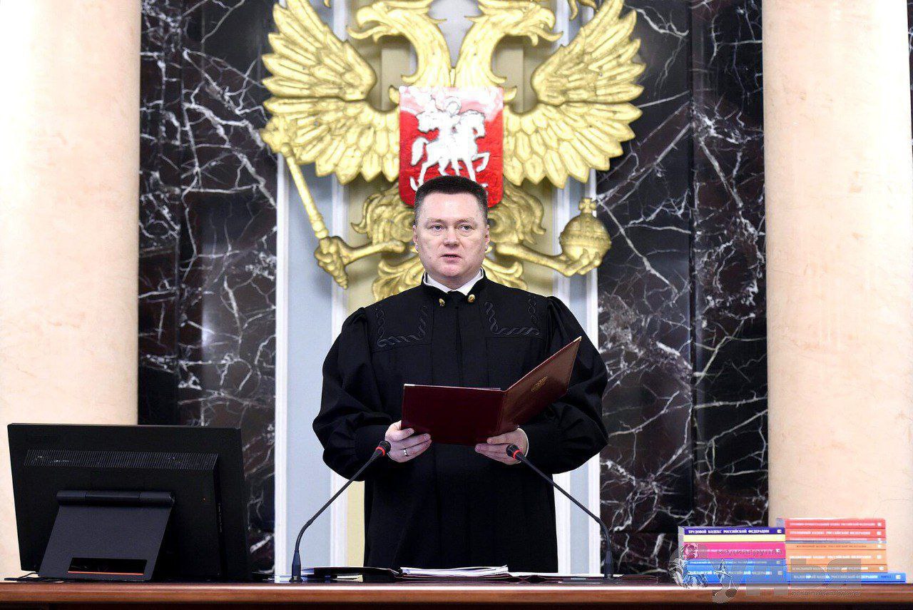 Любое влияние на судей недопустимо и должно быть исключено заявил председатель Верховного суда РФ Игорь Краснов в своем первом интервью российским СМИ после назначения на эту должность Суды в России должны ориентироваться исключительно на закон и практику Верховного суда России а не на губернаторов полпредов и федеральных инспекторов отметил Краснов На недавно проведенном им совещании с председателями федеральных судов он напомнил всем судьям о принесенной ими присяге В своих решениях суды должны ориентироваться исключительно на закон и практику Верховного суда России а не на губернаторов полномочных представителей и федеральных инспекторов Какое либо внешнее влияние на судей должно быть исключено подчеркнул Игорь Краснов