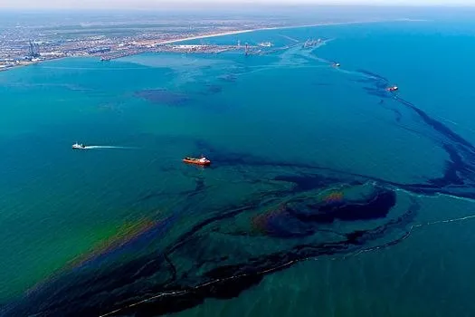 Суд арестовал судно Hanuman в Новороссийске за разлив нефти на 40 млн рублей Арбитражный суд Кубани наложил арест на судно под флагом Сьерра Леоне в качестве обеспечительной меры после разлива нефтепродуктов Капитану порта запрещено выдавать разрешение на выход судна из акватории Инцидент произошёл 26 марта Ущерб окружающей среде превысил 40 миллионов рублей Судовладельцу направлено требование о добровольном возмещении вреда которое пока не исполнено Срок для подачи иска о взыскании установлен до 21 мая
