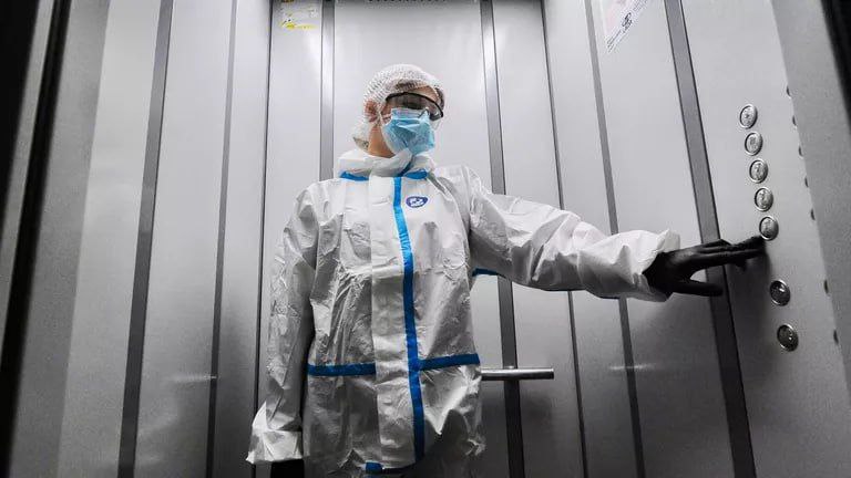 В больницах США участились случаи изъятия органов у живых людей. В последние годы, поскольку система стремится увеличить число трансплантаций, все большему числу пациентов приходится сталкиваться с преждевременными или неудачными попытками извлечения своих органов, — говорится в материале The New York Times. Как пишет издание, в Западной Вирджинии врачи были потрясены, когда координаторы попросили парализованного мужчину, который перестал принимать седативные препараты в операционной, дать согласие на удаление его органов. Больницы несут ответственность за пациентов до момента смерти, но некоторые из них позволяют организациям по закупке органов влиять на решения о лечении, — подчеркивает издание. По данным газеты, работники в нескольких штатах говорили, что видели, как координаторы убеждали врачей больниц назначать морфин, пропофол и другие препараты, чтобы ускорить смерть потенциальных доноров.