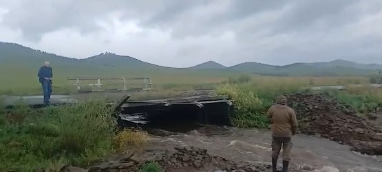 Обильные осадки вызвали подтопление и разрушение дороги в Кыринском округе  Обильные осадки привели к подтоплению улиц и повредили дорожную инфраструктуру в Кыринском округе. По последним данным ливневыми потоками разрушен участок дороги на пятом километре подъезда к селу Любовь.