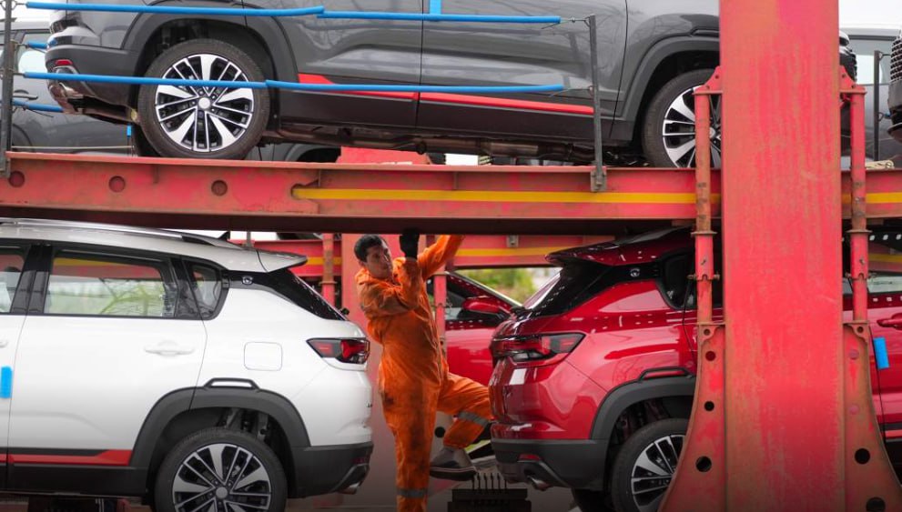 По итогам 11 месяцев общие продажи новых автомобилей в России снизились на 17 8 При этом анализ данных предоставленны аналитическим агентством Автостат Инфо свидетельствует о значительном росте интереса россиян к премиальным и люксовым машинам европейских марок которые поставляются по альтернативным каналам Так число сделок по приобретению новых автомобилей BMW выросло на 31 2 с января по ноябрь включительно было продано более 14 2 тыс машин этой марки в то время как за аналогичный период прошлого года их было реализовано 10 8 тыс Кроме того за 11 месяцев россияне прибрели почти 8 тыс Mercedes Benz это на 25 9 больше прошлогодних результатов jkinvest news jkinvest