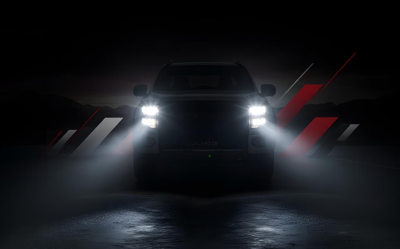 Раскрыты характеристики нового внедорожника Foton Tunland G9 Премьера автомобиля в России намечена на 10 февраля Так новинка имеет полную массу в 2980 кг а грузоподъемность 905 кг Пикап оснащен 2 0 литровым турбодизельным двигателем мощностью 162 л с который работает в паре с 8 ступенчатой автоматической коробкой передач Также известно что у Tunland G9 рамная конструкция кузова полный привод и дорожный просвет 210 мм