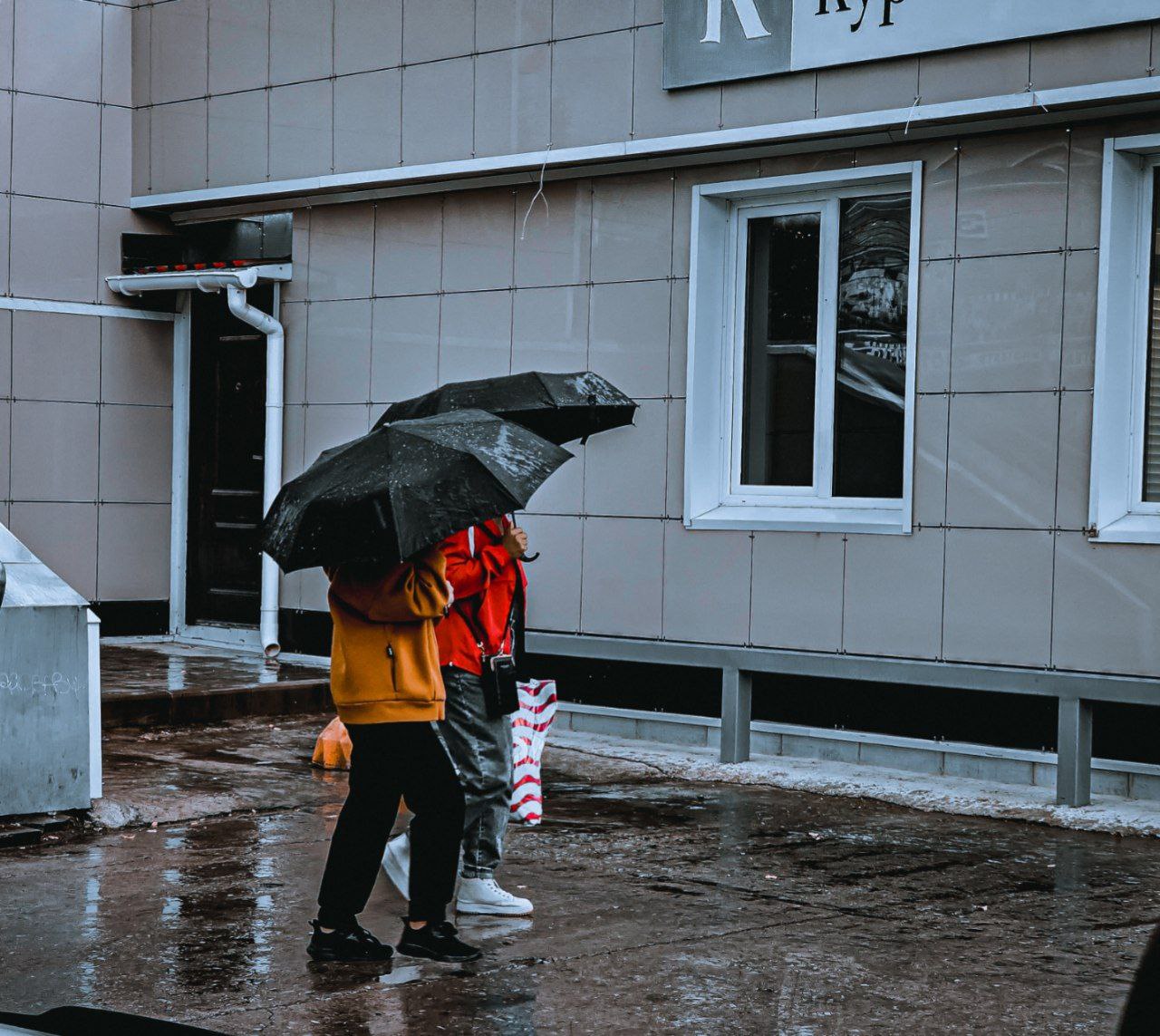 Погода в Приморье испортит выходные: дожди, снег и гололедица  Погода готовит неприятный сюрприз жителям Приморского края: предстоящие выходные обещают быть мокрыми и прохладными. В субботу пройдут дожди и будет довольно тепло, особенно на юге, где температура составит +6...+13 градусов. Ночью ситуация изменится: придут холодные воздушные массы, пойдет снег, а на дорогах образуется гололёд.  В воскресенье погода останется нестабильной: сохранятся осадки, местами переходящие в снег, и ветер усилится. На улицах Владивостока тоже ожидается дождь, а температура будет колебаться около нуля градусов.