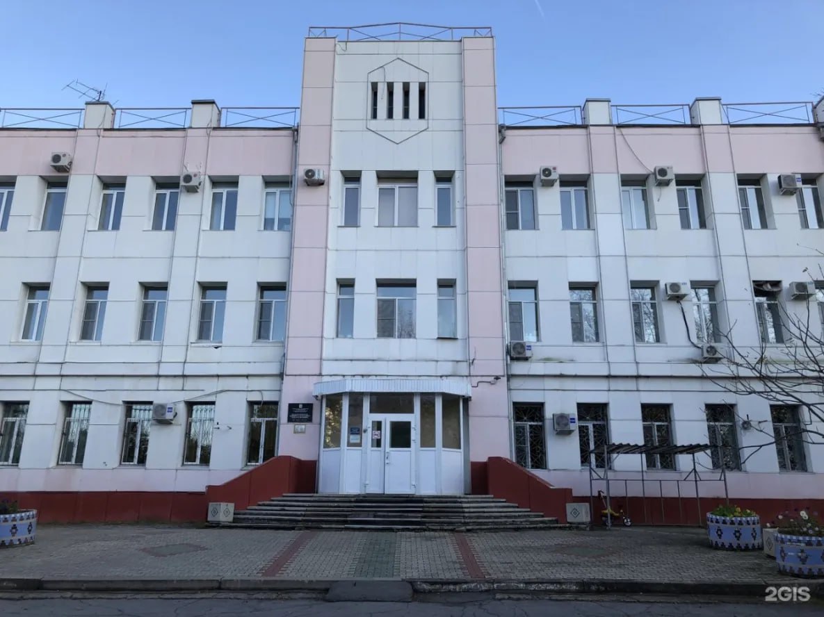 Детскую клиническую больницу в Хабаровске перепрофилируют в поликлинику Жители краевой столицы обеспокоены тем что стационар Детской городской клинической больницы имени В М Истомина будет закрыт В минздраве подтвердили эту информацию и отметили что проведенная оценка работы стационара Детской городской клинической больнице имени В М Истомина выявила необходимость принятия мер по улучшению условий оказания помощи детям Оборудование в стационаре устарело Министерством здравоохранения подготовлена маршрутизация по распределению нагрузки между детскими медицинскими учреждениями плановая помощь будет оказываться в ДГБ 9 экстренная помощь в ДККБ им А К Пиотровича все пациенты получат необходимую помощь своевременно и качественно Детское медицинское учреждение продолжит свою работу в качестве Детской городской клинической поликлиники имени В М Истомина todaykhv