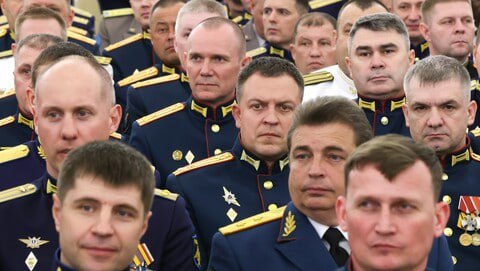 Ряды ВС РФ пополнят свыше 13 тысяч офицеров-выпускников в этом году Более 13 тысяч офицеров — выпускников военных вузов пополнят ряды российской армии в этом году, заявил глава Минобороны РФ Андрей Белоусов. «В этом году ряды вооруженных сил пополнят более 13 тысяч офицеров, которые прошли подготовку в 39 военных вузах. Это результат многолетнего труда и усилий преподавателей и командиров, благодаря которым наша армия обретает новых профессионалов, подготовленных в лучших традициях российской военной школы», — сказал он на встрече с выпускниками. Белоусов перечислил три ключевые особенности службы офицеров в нынешних условиях: непрерывный профессиональный рост, опора на опыт спецоперации, развитие института наставничества. Министр обороны уверен, что офицеры смогут выполнить все поставленные на них задачи. , VK и ОК и читайте новости на нашем сайте