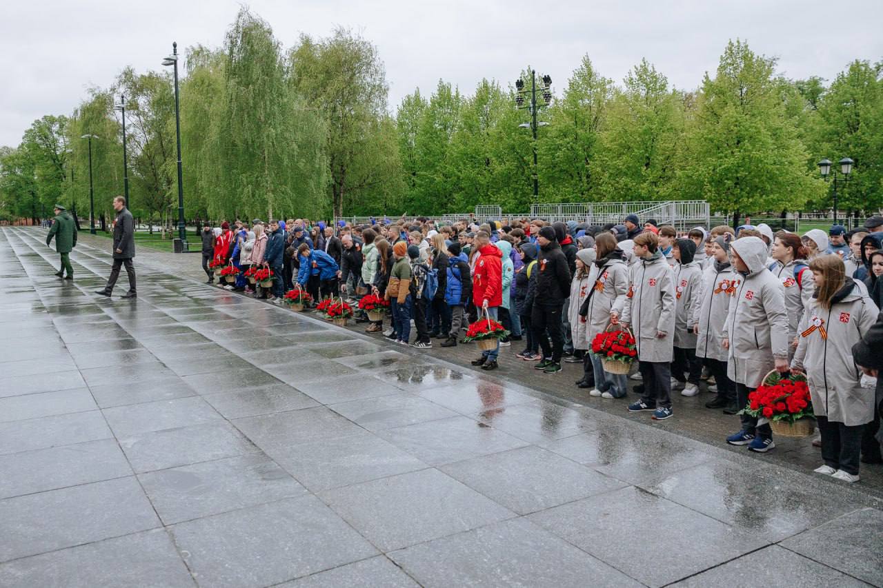 В Москве прошли XXIV Международные спортивные игры детей городов-героев, организованные Департаментом спорта города Москвы при поддержке Всероссийской федерации легкой атлетики На церемонии открытия с приветственной речью к участникам обратились главный тренер сборной России по легкой атлетике, чемпион Европы Руслан Мащенко и гроссмейстер, обладатель Кубка мира Сергей Карякин Юные легкоатлеты определили сильнейших в беге на 100, 200 и 400 м, смешанной эстафете 4х100 м и прыжке в длину и возложили венок к Могиле Неизвестного Солдата в Александровском саду и корзины с цветами к стелам Городов-Героев у Кремлевской стены Подробности читайте на нашем сайте