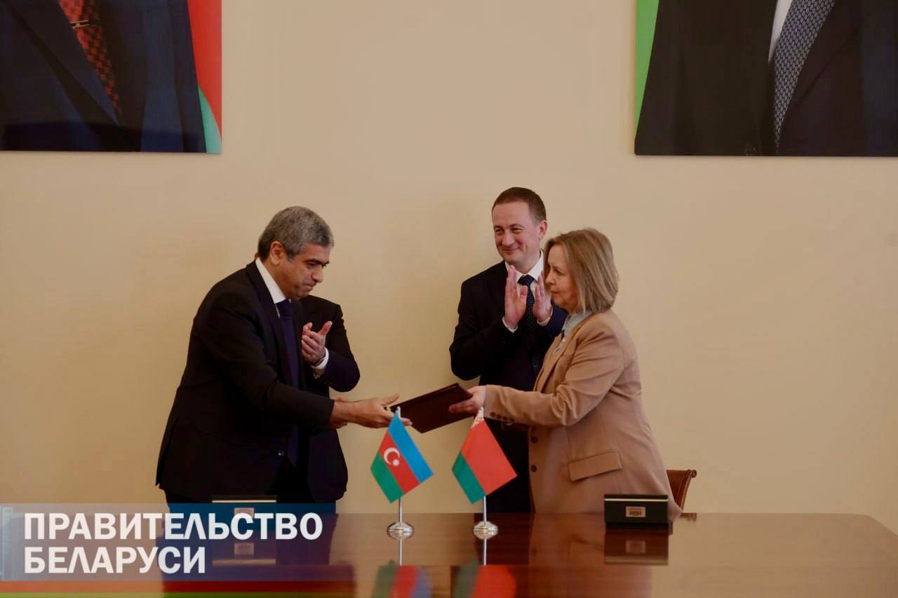 По итогам переговоров премьер-министров Беларуси и Азербайджана Александра Турчина и Али Асадова в расширенном составе подписан ряд документов В частности, подписан меморандум между Гянджинским автомобильным заводом и Минским тракторным заводом о развитии сотрудничества по поставкам тракторной техники, а также контракт между Гянджинским автозаводом и Минским автомобильным заводом на поставку машинокомплектов коммунальных машин Кроме того, стороны подписали план мероприятий на 2025 - 2027 годы по сотрудничеству между Министерством сельского хозяйства и продовольствия Республики Беларусь и Агентством пищевой безопасности Азербайджанской Республики Подписан также меморандум о взаимопонимании между РУП «Национальный центр электронных услуг» и Агентством устойчивого и оперативного социального обеспечения при Министерстве труда и социальной защиты населения Азербайджанской Республики Одобрен также план мероприятий на 2025 - 2026 годы по реализации меморандума о взаимопонимании между министерствами труда и социальной защиты Беларуси и Азербайджана в области труда, занятости и социальной защиты. Проект плана находился на рассмотрении азербайджанской стороны с декабря 2024 года