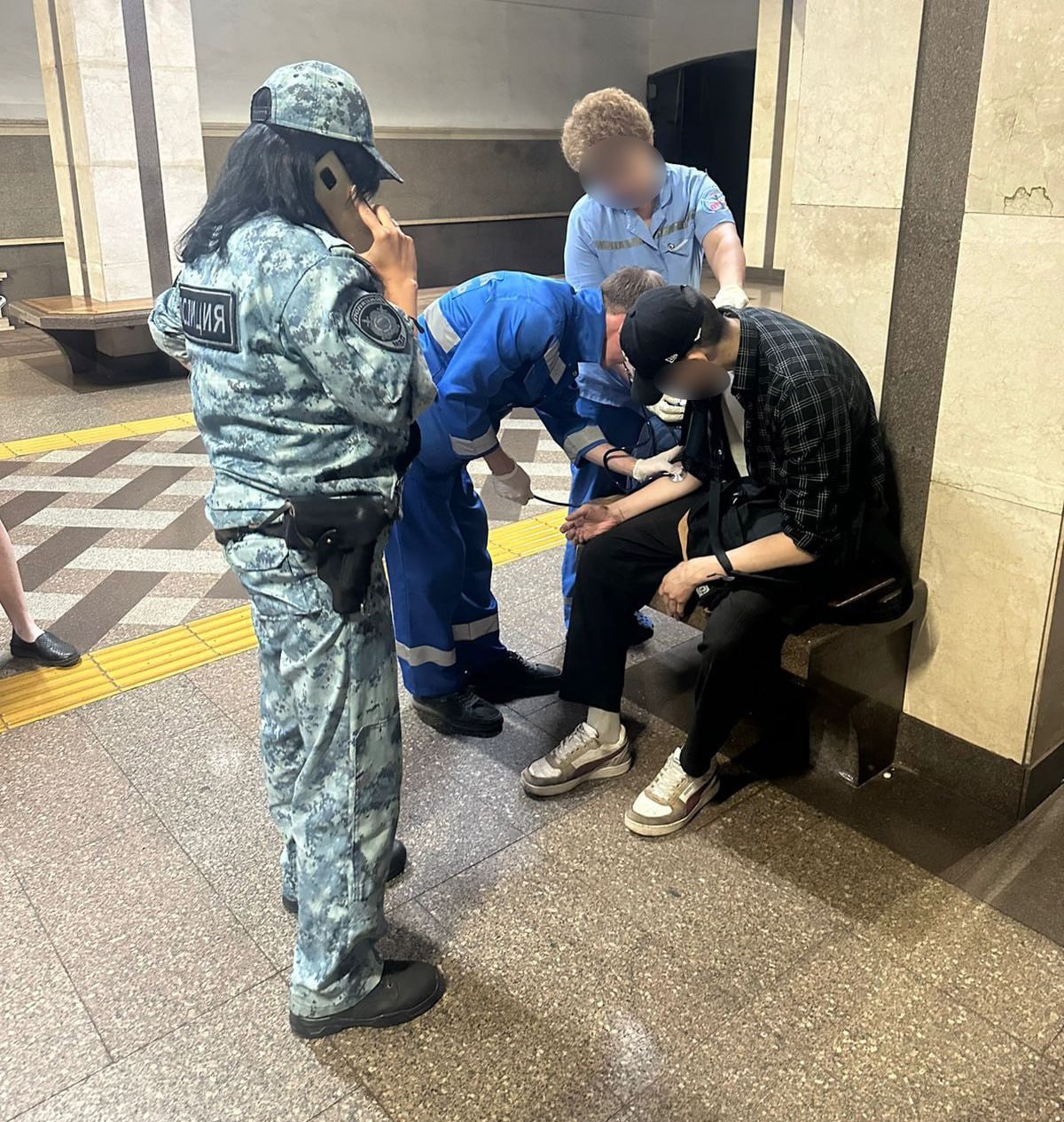 Молодой человек едва не угодил под поезд на «Суконной Слободе» Парень начал падать при заезде состава на станцию, но, к счастью, машинист его вовремя заметил и успел применить экстренное торможение. Пассажир жив. Его передали медикам скорой помощи. Подписаться на «Вечерку»