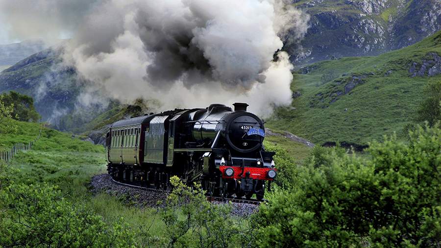 Хогвартс экспресс из фильмов о Гарри Поттере может стать банкротом Шотландский Якобитский экспресс оказался под угрозой закрытия из за споров о безопасности Суд потребовал установить центральные замки на дверях вагонов что по словам компании обойдется в 7 млн фунтов Это превышает годовую прибыль компании Якобитский экспресс является одной из главных достопримечательностей региона Ежегодно он перевозит около 70 тысяч пассажиров по маршруту напоминающему локации из культового фильма Расписание на 2026 й из за проблем до сих пор не утвердили Фото Roland Marske Global Look Press